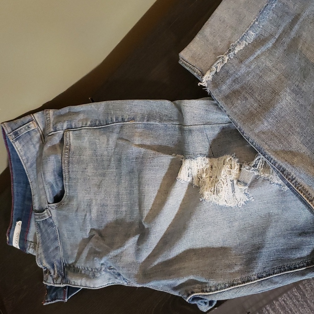 Distressed cropped jeans
